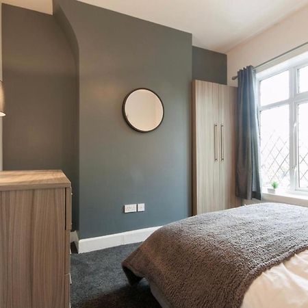 Centralized Private 4 Bedroom House At Hanley With Free Parking Etruria Luaran gambar
