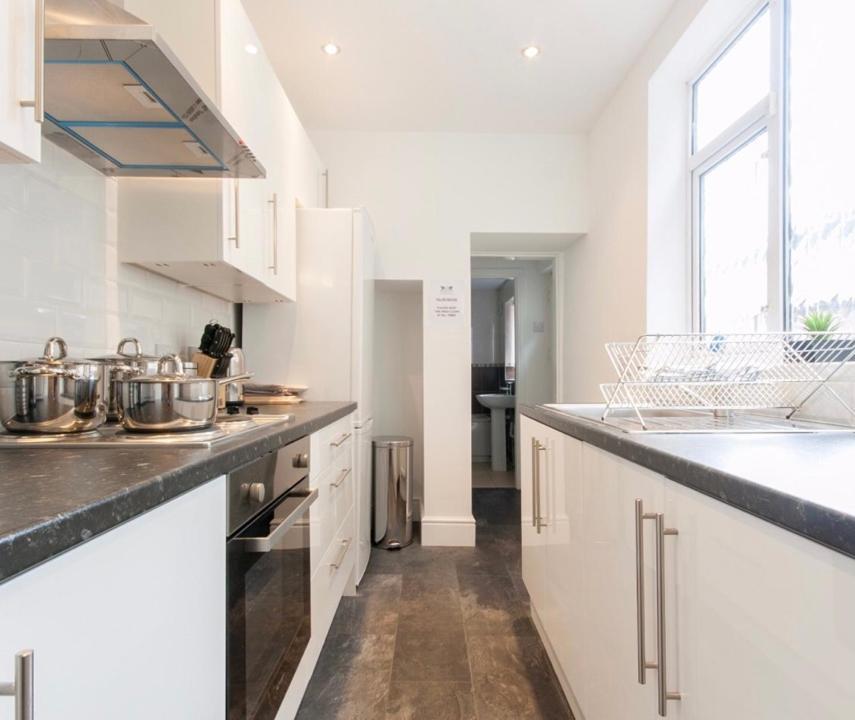 Centralized Private 4 Bedroom House At Hanley With Free Parking Etruria Luaran gambar